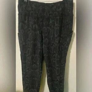 Torrid Four Pocket Active Performance Dusty Snake Skin Grey Leggings. Size 2